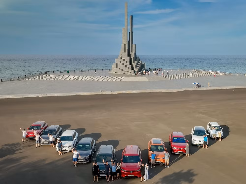 Đoàn xe xếp hình chữ V để lan tỏa thông điệp về cộng đồng ô-tô thương hiệu Việt.