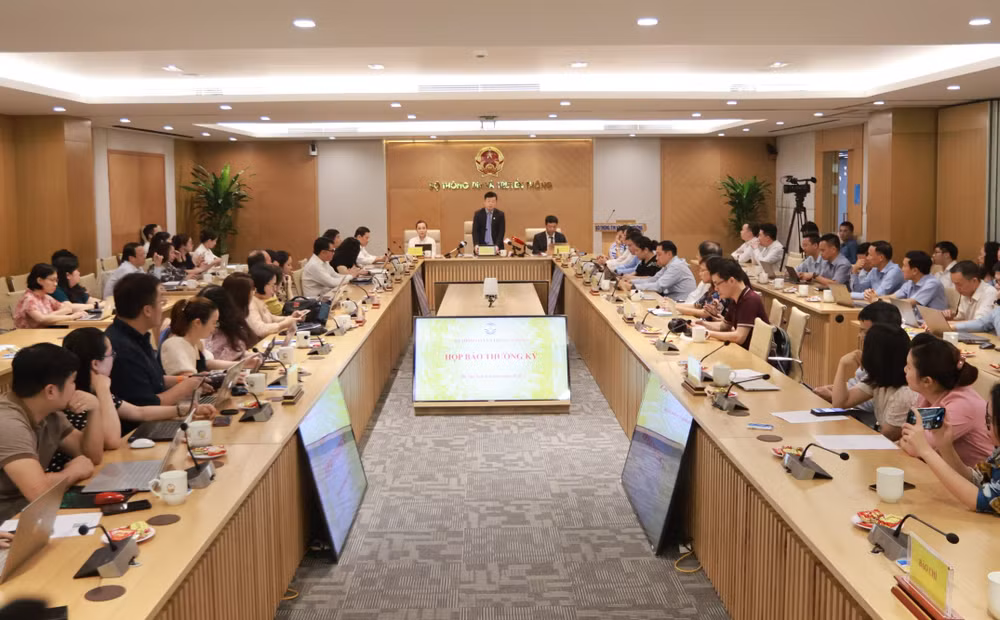 Toàn cảnh họp báo thường kỳ tại Bộ Thông tin và Truyền thông chiều 6/4.
