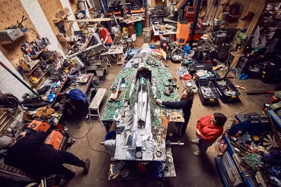 Nghệ sĩ Liam Hopkins và cộng sự bên cạnh chiếc xe Recover-e.