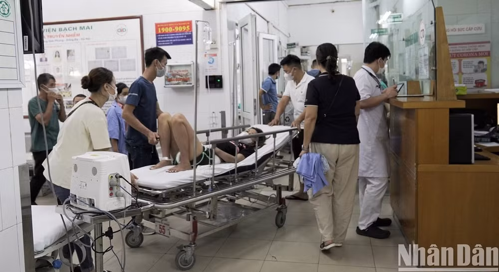 Bệnh nhân sốt xuất huyết có biểu hiện nặng được chuyển vào Trung tâm Bệnh Nhiệt đới, Bệnh viện Bạch Mai. 