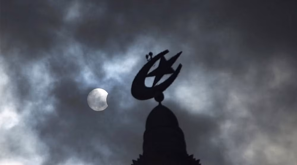 Nhật thực lai được quan sát tại khu vực nhà thờ Hồi giáo lớn ở Padang, tỉnh Tây Sumatra, Indonesia, ngày 20/4. Ảnh: Reuters