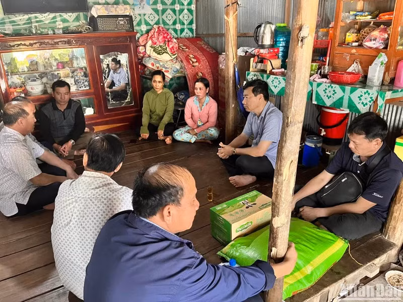 Chủ tịch Ủy ban nhân dân tỉnh Đồng Tháp Phạm Thiện Nghĩa (thứ 2 từ phải sang) cùng các đồng chí lãnh đạo tỉnh, sở, ngành tỉnh, địa phương đến thăm hỏi, động viên gia đình cháu bé.