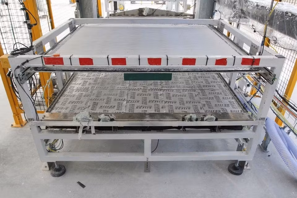 Một lớp hạt nhỏ của vật liệu có nguồn gốc từ đá vôi trên khay thu giữ carbon tại cơ sở Heirloom Carbon Technologies ở Brisbane, California, Mỹ. Ảnh: Reuters.