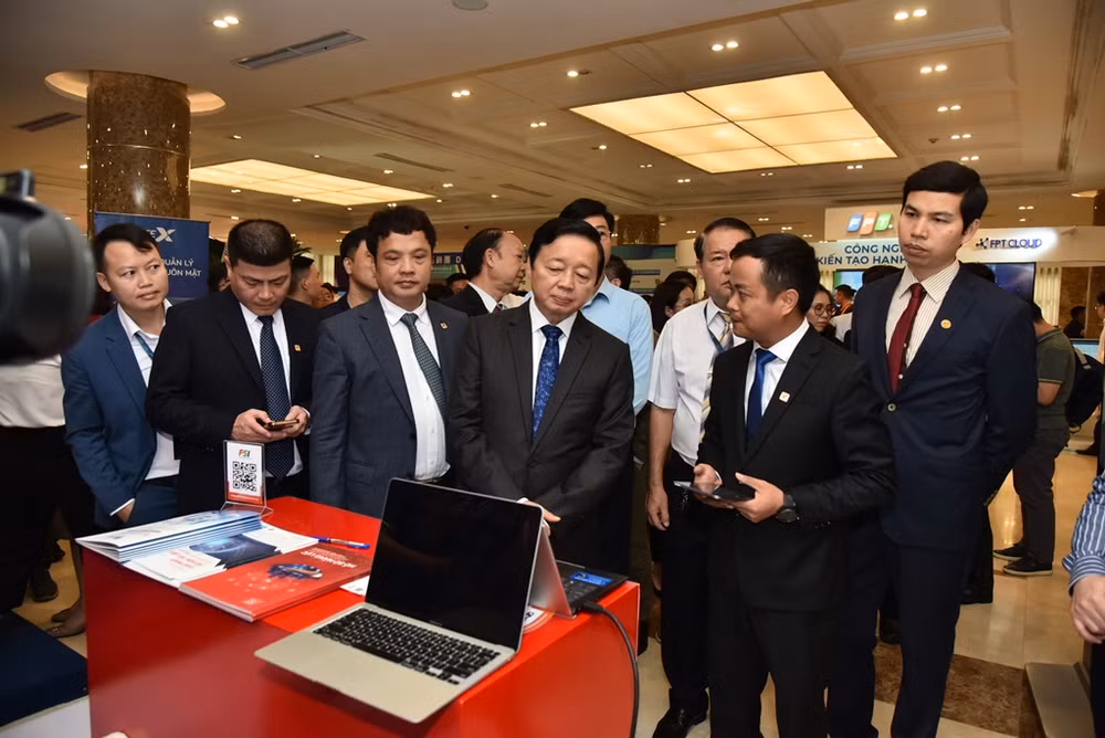 Phó Thủ tướng Trần Hồng Hà tham quan triển lãm bên lề Diễn đàn Cấp cao Chuyển đổi số Việt Nam - châu Á 2023.