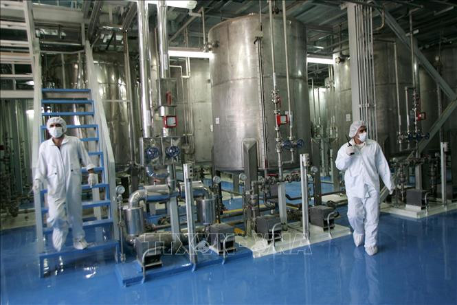 Kỹ thuật viên Iran kiểm tra các thiết bị tại cơ sở làm giàu urani Isfahan, cách thủ đô Tehran 420 km về phía nam. Ảnh minh họa: AFP/TTXVN