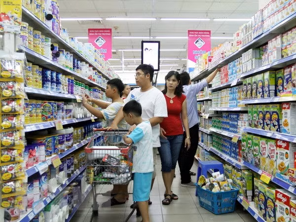 Người tiêu dùng mua sắm tại siêu thị. Ảnh: TTXVN