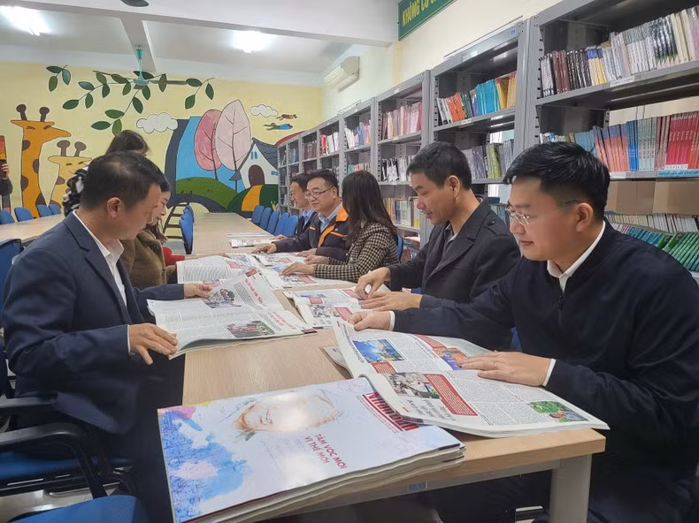 Cán bộ, nhân dân thị xã Kỳ Anh đón đọc ấn phẩm Nhân Dân Xuân Quý Mão tại Thư viện thị xã Kỳ Anh