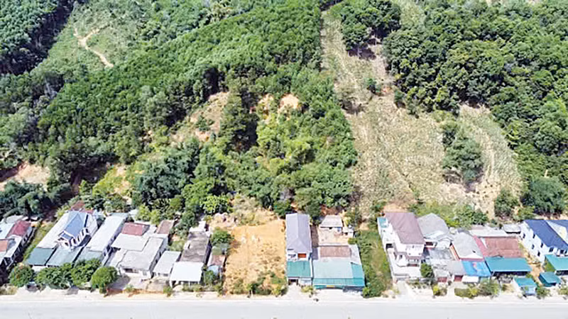 Sạt lở ở đồi Cây Sường đã ảnh hưởng trực tiếp đến cuộc sống của khoảng 40 hộ dân huyện Minh Hóa.