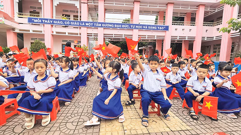 Học sinh lớp 1 Trường tiểu học Thực hành sư phạm Ngụy Như Kon Tum chào đón năm học mới.