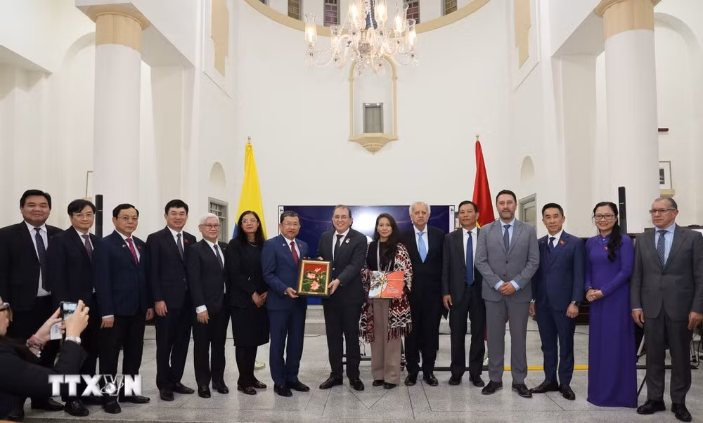Các đại biểu chụp hình chung tại buổi lễ. (Ảnh: Phi Hùng/TTXVN)