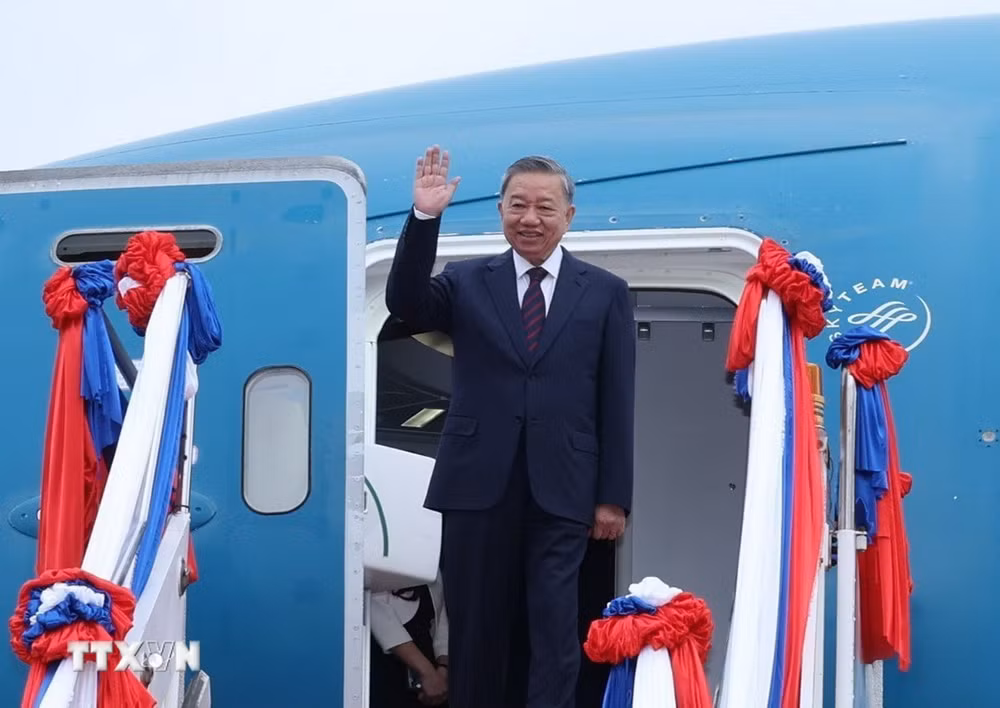 Chủ tịch nước Tô Lâm đến Sân bay quốc tế Wattay, thủ đô Viêng Chăn.