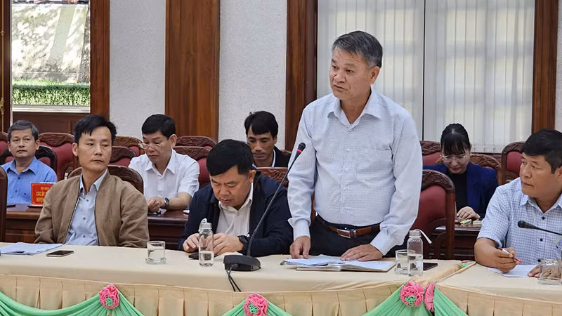 Các đại biểu tham luận tại hội nghị.