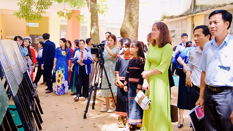 Chương trình triển lãm " Ước mơ của em" thu hút nhiều đại biểu và các em học sinh tham dự.