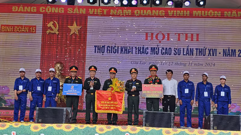 Lãnh đạo Binh đoàn 15 trao giải Nhất cho Công ty 74.