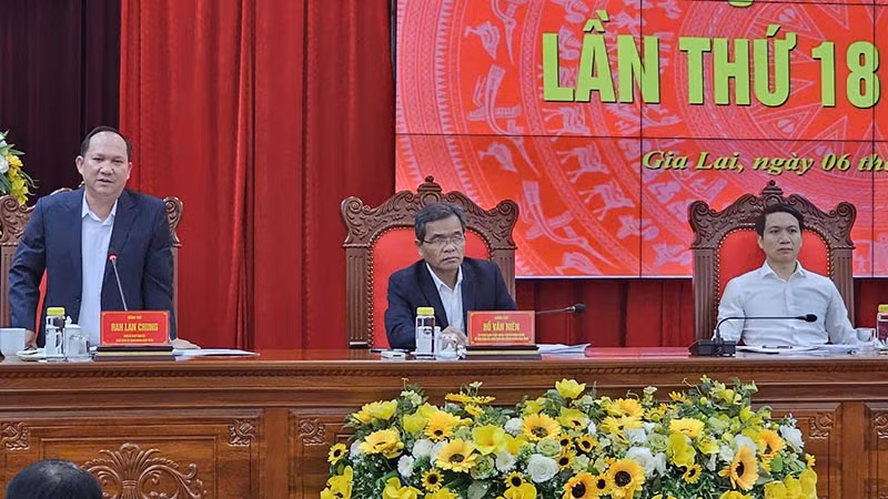 Các đồng chí chủ trì hội nghị.