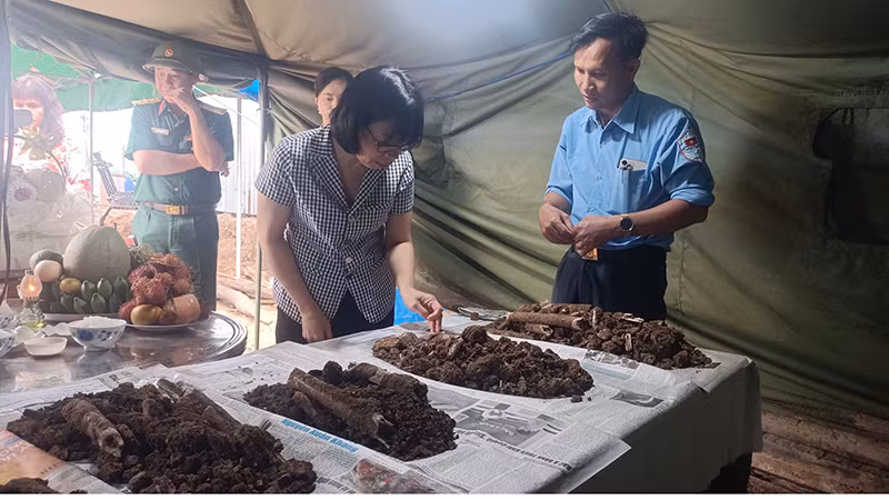 Ban Chỉ đạo 515 tỉnh Gia Lai kiểm tra công tác tìm kiếm, quy tập hài cốt liệt sĩ tại hiện trường.