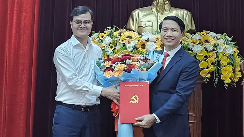 Đồng chí Bùi Quang Huy, Ủy viên dự khuyết Ban Chấp hành Trung ương Đảng, Bí thư thứ nhất Trung ương Đoàn Thanh niên Cộng sản Hồ Chí Minh tặng hoa chúc mừng đồng chí Nguyễn Ngọc Lương.