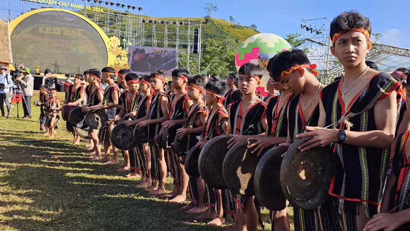 Đội cồng chiêng " nhí" của xã Chư Đang Ya biểu diễn tại Lễ khai mạc.