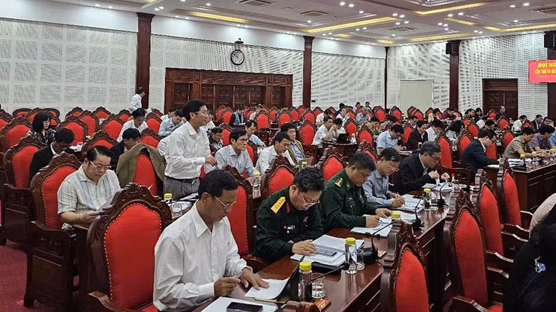 Các đại biểu tham gia ý kiến về kết quả công tác năm 2024 nhiệm vụ trọng tâm của tỉnh năm 2025.