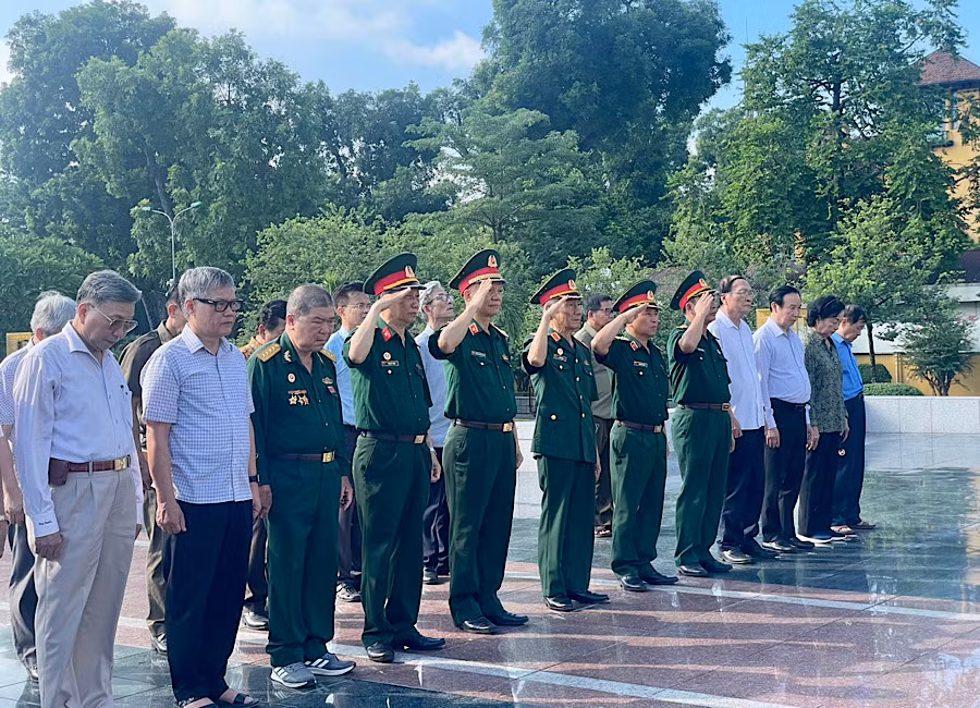 Các đại biểu Ban chấp hành Hội Hỗ trợ gia đình liệt sĩ Việt Nam thắp hương tri ân tại Đài tưởng niệm các Anh hùng liệt sĩ tại đường Bắc Sơn (Hà Nội), sáng 12/7.