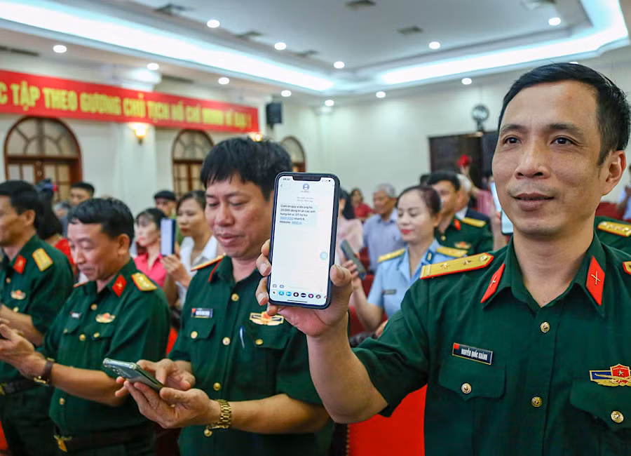 Các đại biểu nhắn tin ủng hộ tại lễ phát động Chương trình nhắn tin “Tri ân liệt sĩ - 2023”.