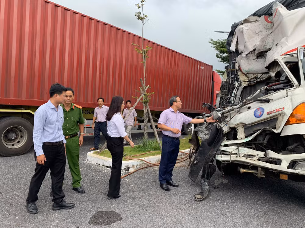 Phó Chủ tịch Chuyên trách Ủy ban An toàn giao thông quốc gia Khuất Việt Hùng (ngoài cùng, bên phải) đến hiện trường vụ tai nạn. (Ảnh: Ủy ban An toàn giao thông quốc gia cung cấp) Phó Chủ tịch Chuyên trách Ủy ban An toàn giao thông quốc gia Khuất Việt Hùng (ngoài cùng, bên phải) đến hiện trường vụ tai nạn. (Ảnh: Ủy ban An toàn giao thông quốc gia cung cấp)