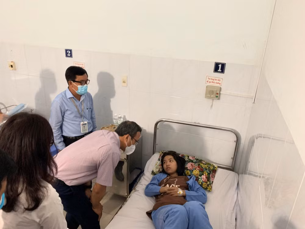 Phó Chủ tịch Chuyên trách Ủy ban An toàn giao thông quốc gia Khuất Việt Hùng thăm hỏi các nạn nhân trong vụ tai nạn giao thông. (Ảnh: Ủy ban An toàn giao thông quốc gia cung cấp) Phó Chủ tịch Chuyên trách Ủy ban An toàn giao thông quốc gia Khuất Việt Hùng thăm hỏi các nạn nhân trong vụ tai nạn giao thông. (Ảnh: Ủy ban An toàn giao thông quốc gia cung cấp)