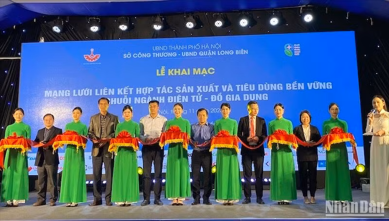 Các đại biểu thực hiện nghi thức khai mạc chương trình.