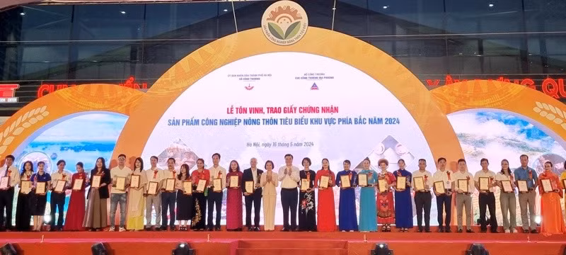 Ban Tổ chức tôn vinh và trao giấy chứng nhận sản phẩm công nghiệp nông thôn tiêu biểu khu vực phía bắc cho các đơn vị.