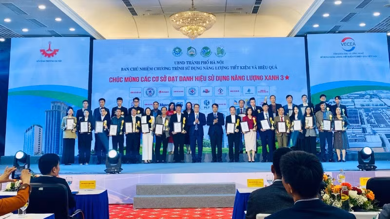 Trao danh hiệu cơ sở sử dụng năng lượng xanh 3 sao cho các đơn vị.