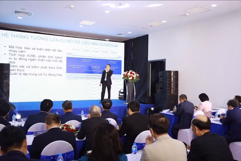 Đại diện Liên danh nhà thầu giới thiệu về Trung tâm dữ liệu chính thành phố Hà Nội.