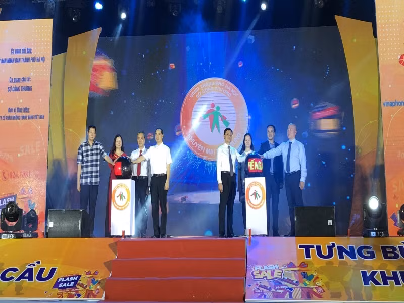 Các đại biểu thực hiện nghi thức khai mạc chương trình.