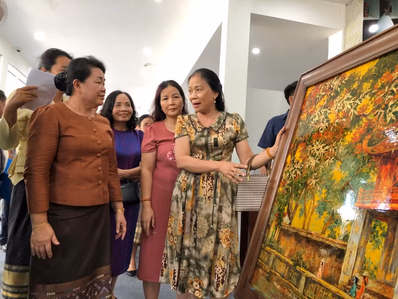 Các nghệ nhân của Hà Nội giới thiệu sản phẩm làng nghề tới đoàn công tác của Sở Công thương Viêng Chăn (Lào).