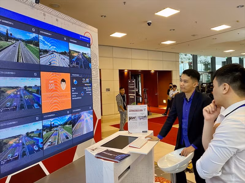 Các giải pháp chuyển đổi số, xây dựng thành phố thông minh được giới thiệu tại hội nghị.