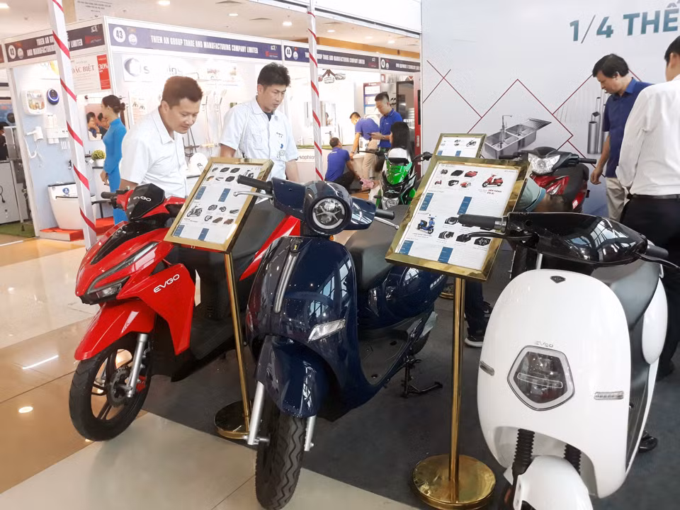 Sản phẩm xe máy điện thu hút sự quan tâm của khách tham quan hội chợ.