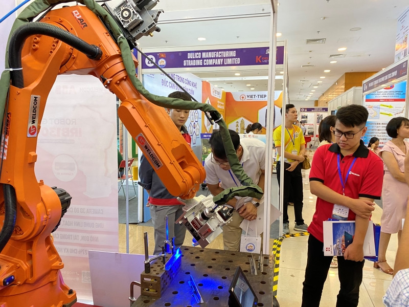 Các sản phẩm công nghiệp chủ lực của thành phố Hà Nội được giới thiệu tại Hội chợ.