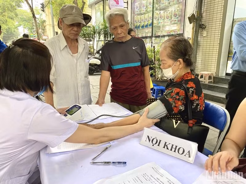 Hoạt động khám chữa bệnh, chăm sóc sức khỏe được đông đảo người dân quan tâm.