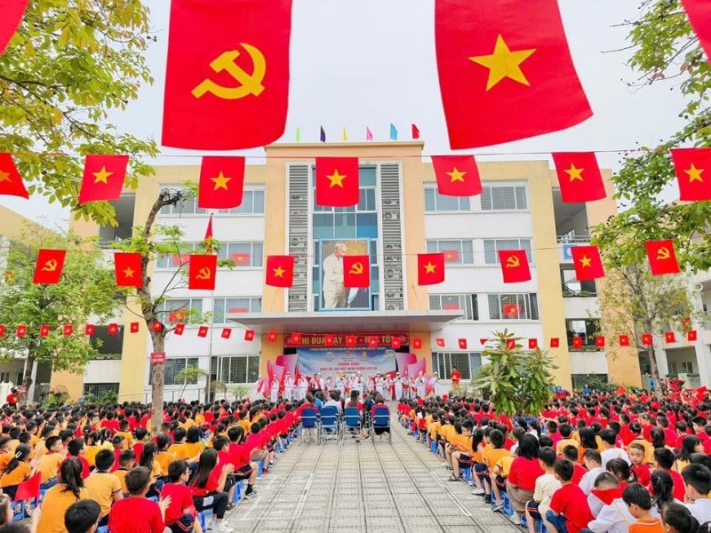 Sân Trường tiểu học Đoàn Kết trang hoàng cờ đỏ. Sân Trường tiểu học Đoàn Kết trang hoàng cờ đỏ.