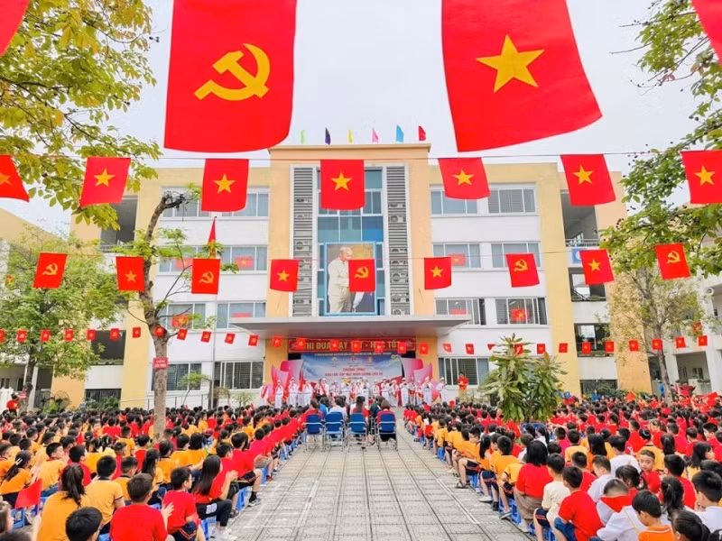 Sân Trường tiểu học Đoàn Kết trang hoàng cờ đỏ.