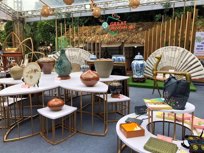 Khu trưng bày sản phẩm thủ công mỹ nghệ có thiết kế mới tại hội chợ.