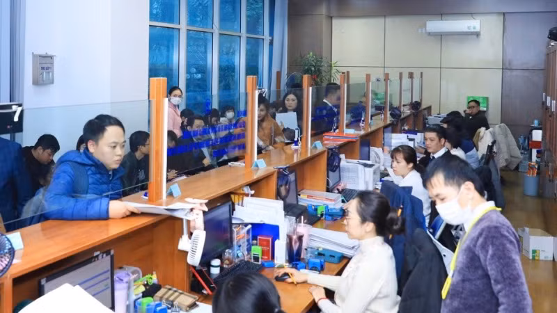 Người dân đến thực hiện thủ tục hành chính tại Văn phòng Đăng ký đất đai Hà Nội.