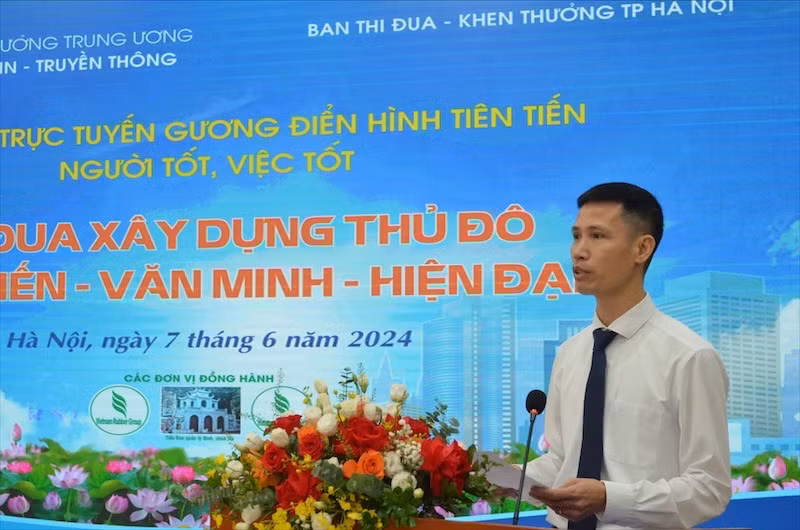 Lãnh đạo Trung tâm Thông tin - Truyền thông phát biểu.