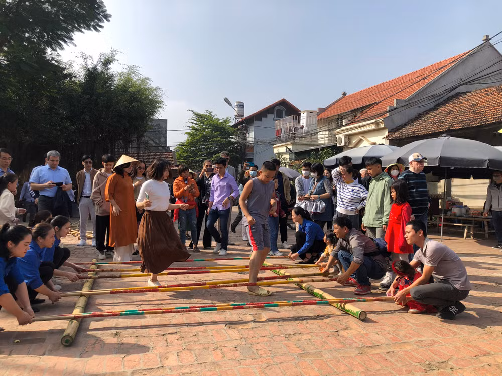 Người dân và khách du lịch thử sức với các trò chơi dân gian.