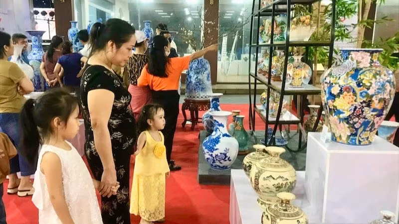 Quảng bá, giới thiệu các sản phẩm thủ công mỹ nghệ tới người dân.