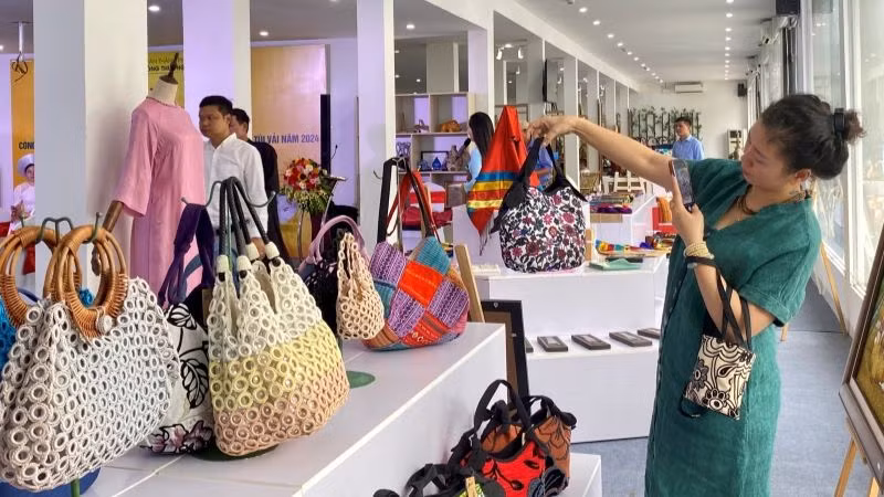 Khách tham quan tại triển lãm.