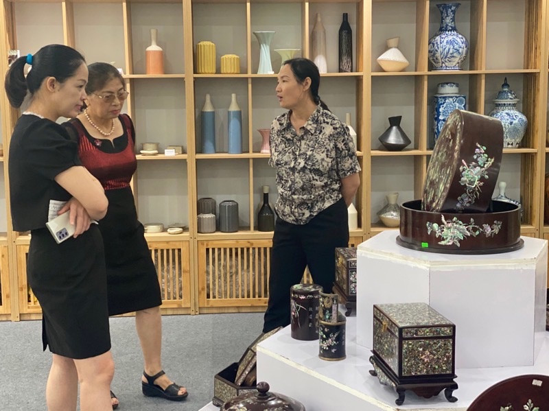 Khách tham quan tìm hiểu những sản phẩm khảm trai tiêu biểu.