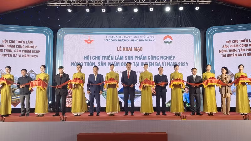 Các đại biểu thực hiện nghi thức khai mạc Hội chợ.