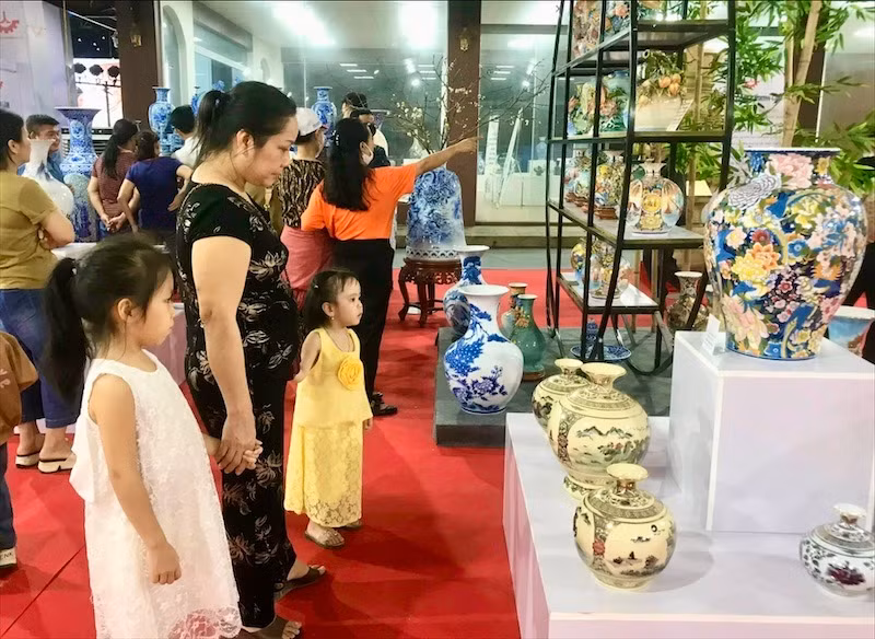 Triển lãm thu hút đông đảo người dân Thủ đô tới tham quan.