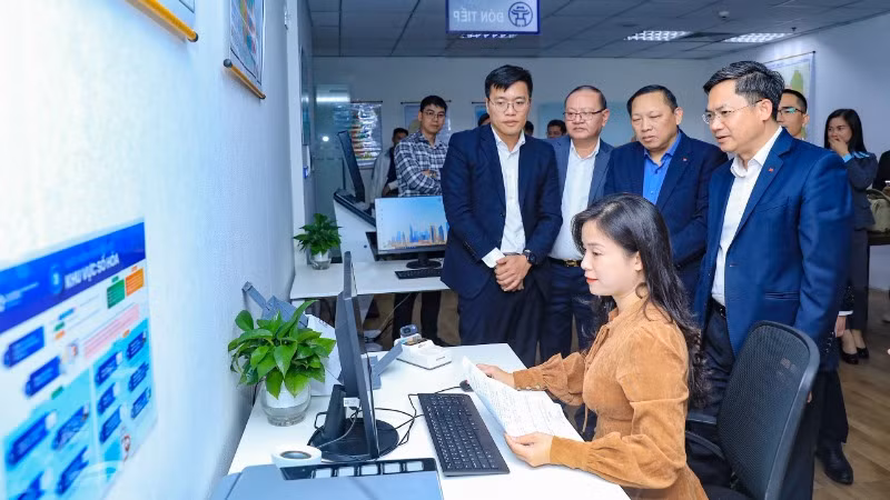 Lãnh đạo thành phố Hà Nội tham quan mô hình số hóa tại Trung tâm Phục vụ hành chính công Hà Nội.