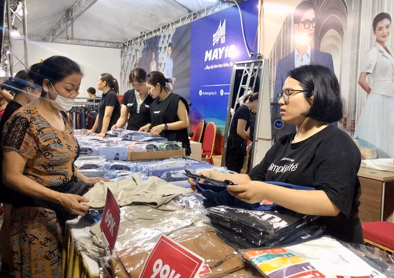 Nhiều chương trình giảm giá và tặng quà cho người tiêu dùng tại sự kiện.